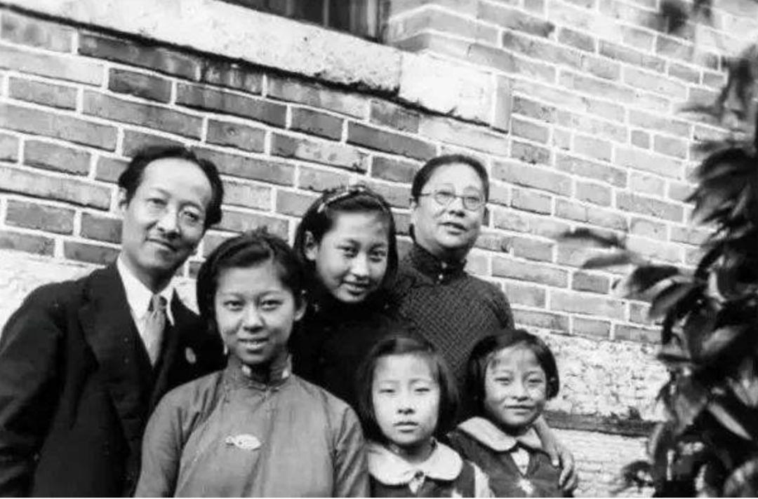 赵元任夫妻和四个女儿赵元任平时的工作并不轻松,但杨步伟生孩子后,他