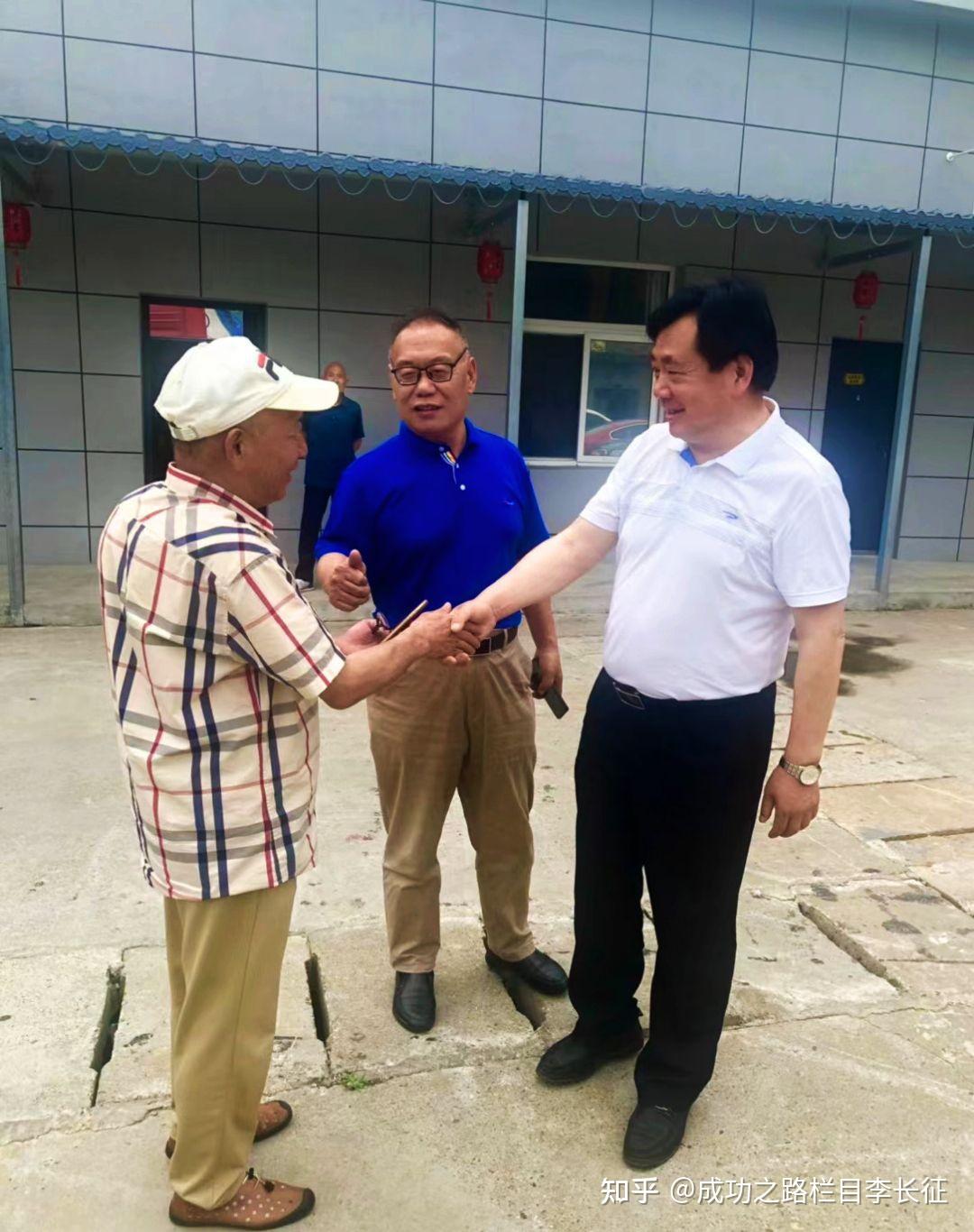 在陕西省67旬阳市小河镇落驾村,今年62岁的农民钟大明在秦岭深山试