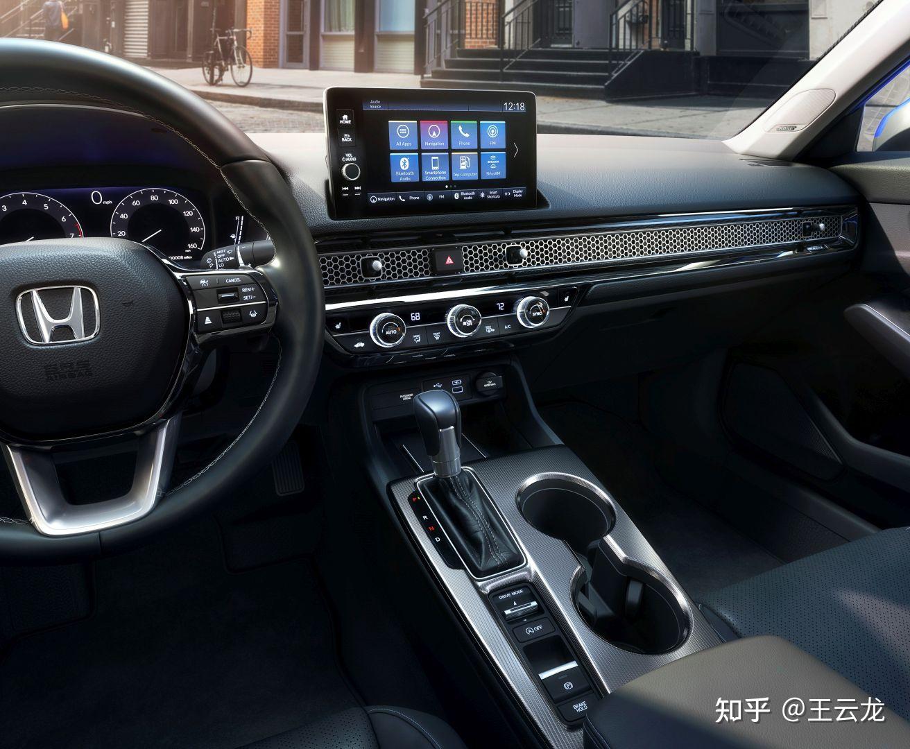 内饰依旧回归沉稳的风格,新一代思域换装了和雅阁相似的悬浮式屏幕