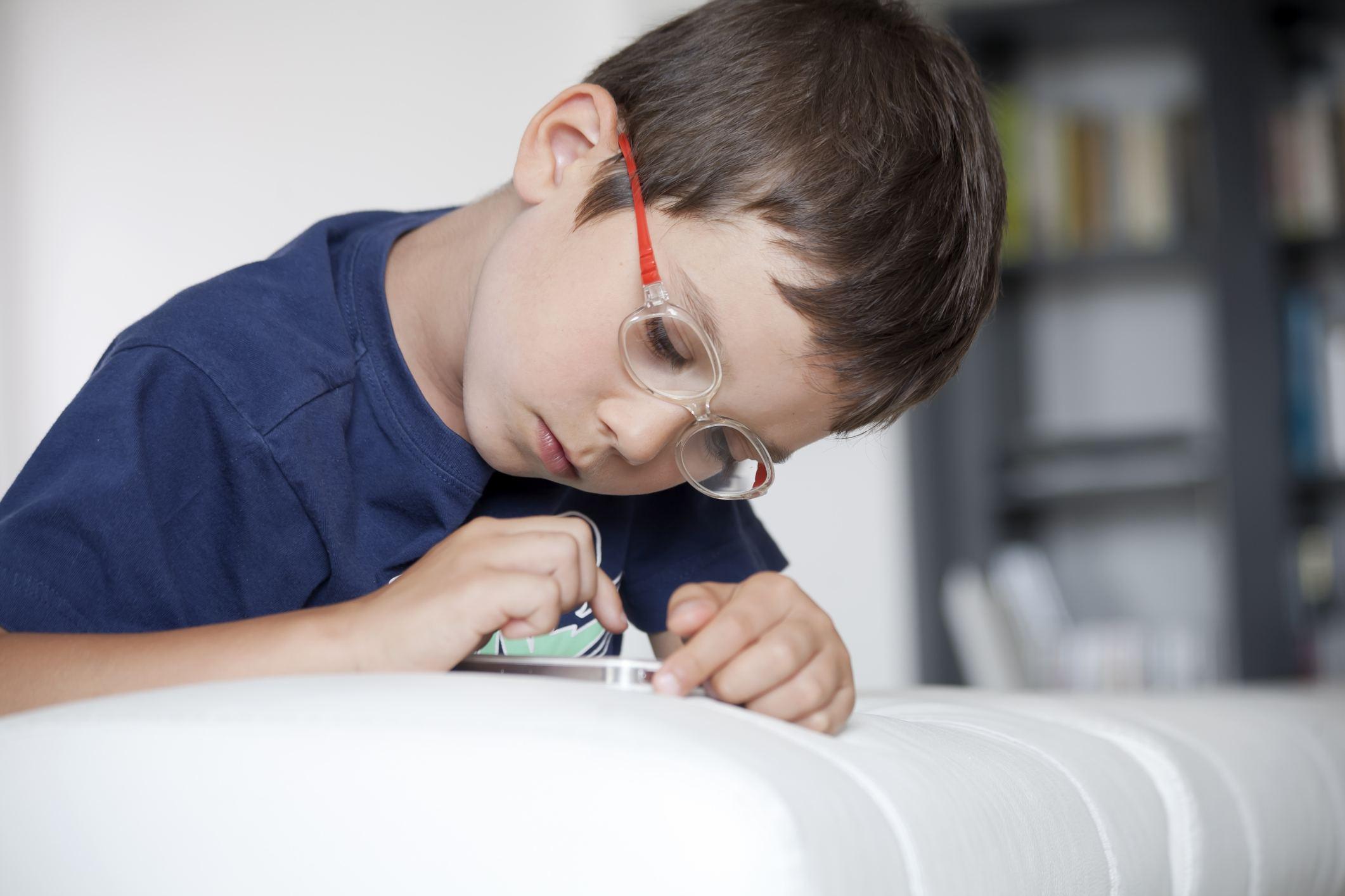 孩子是否需要戴眼镜,要看孩子是真性近视还是假性近视而定.