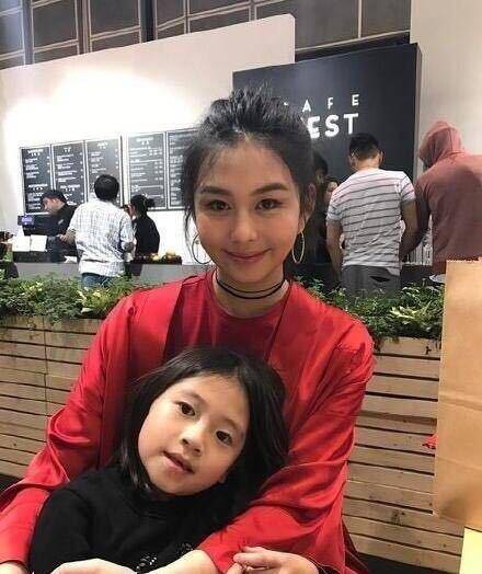 邱淑贞女儿这真是把演员沈月按在地上摩擦了