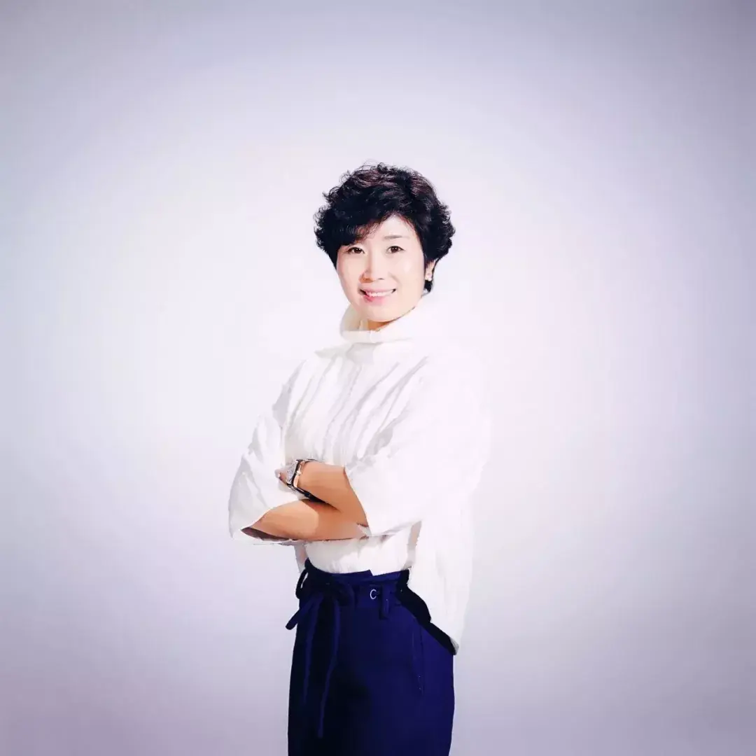 然而这一切,都离不开幕后英雄——总导演颜芳的精心策划,才使得该节目