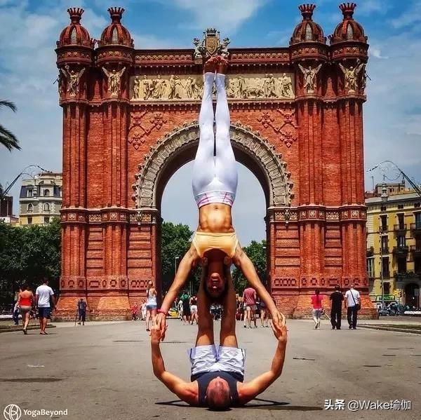 西班牙巴塞罗那印度尼西亚夫妻俩带着瑜伽去旅行让大家一起了解瑜伽
