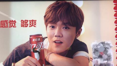 地铁站鹿晗可口可乐广告牌 第一次在地铁站见到这个广告牌的时侯我就