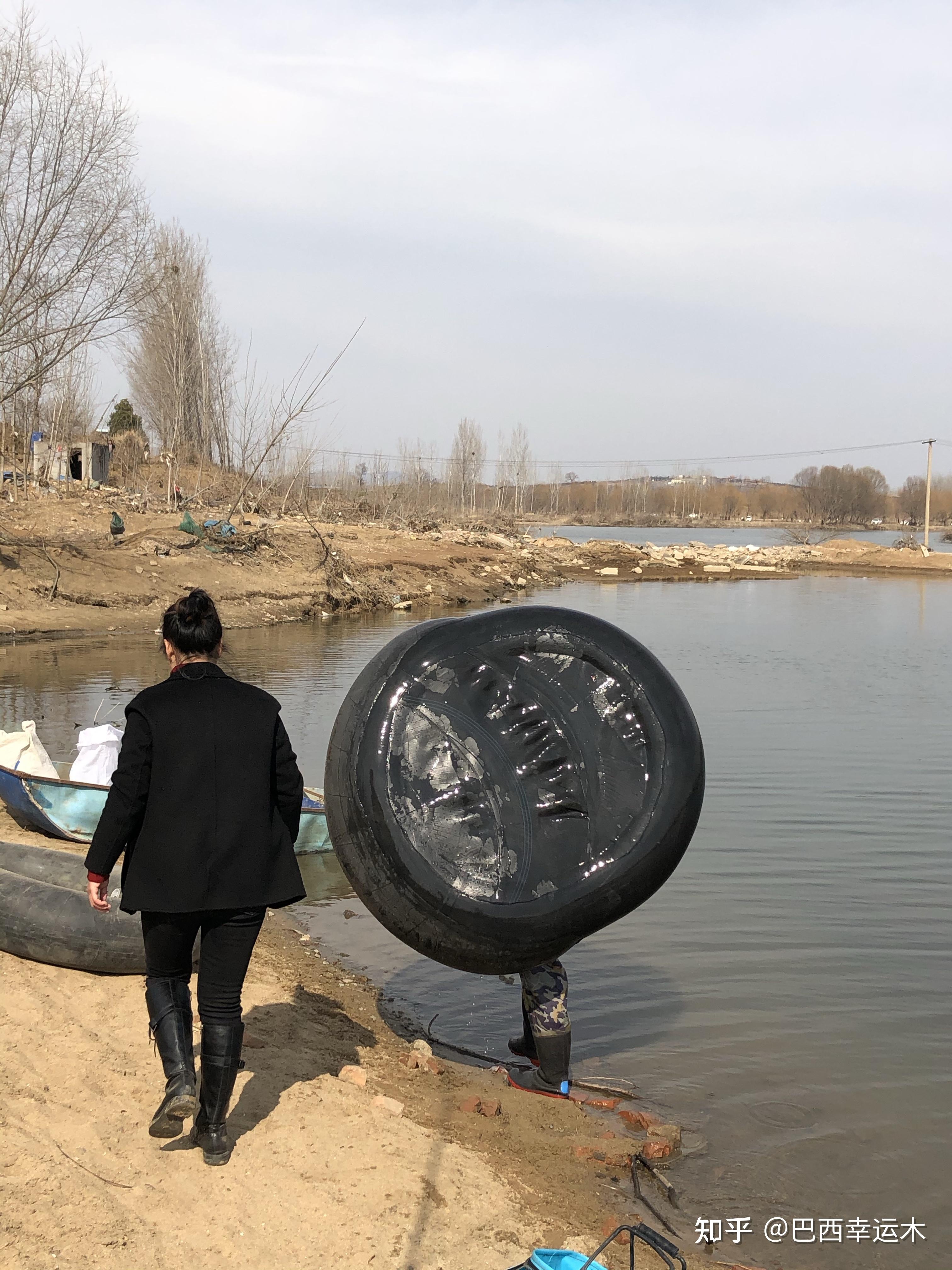 又到了用内胎船钓鱼打窝下河玩水的季节呀