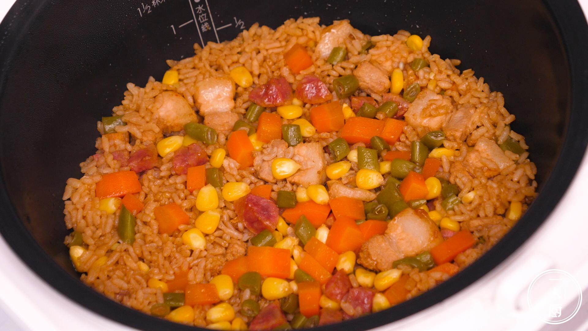 教你做电饭锅土豆香肠焖饭做法简单美味特别适合犯懒的你