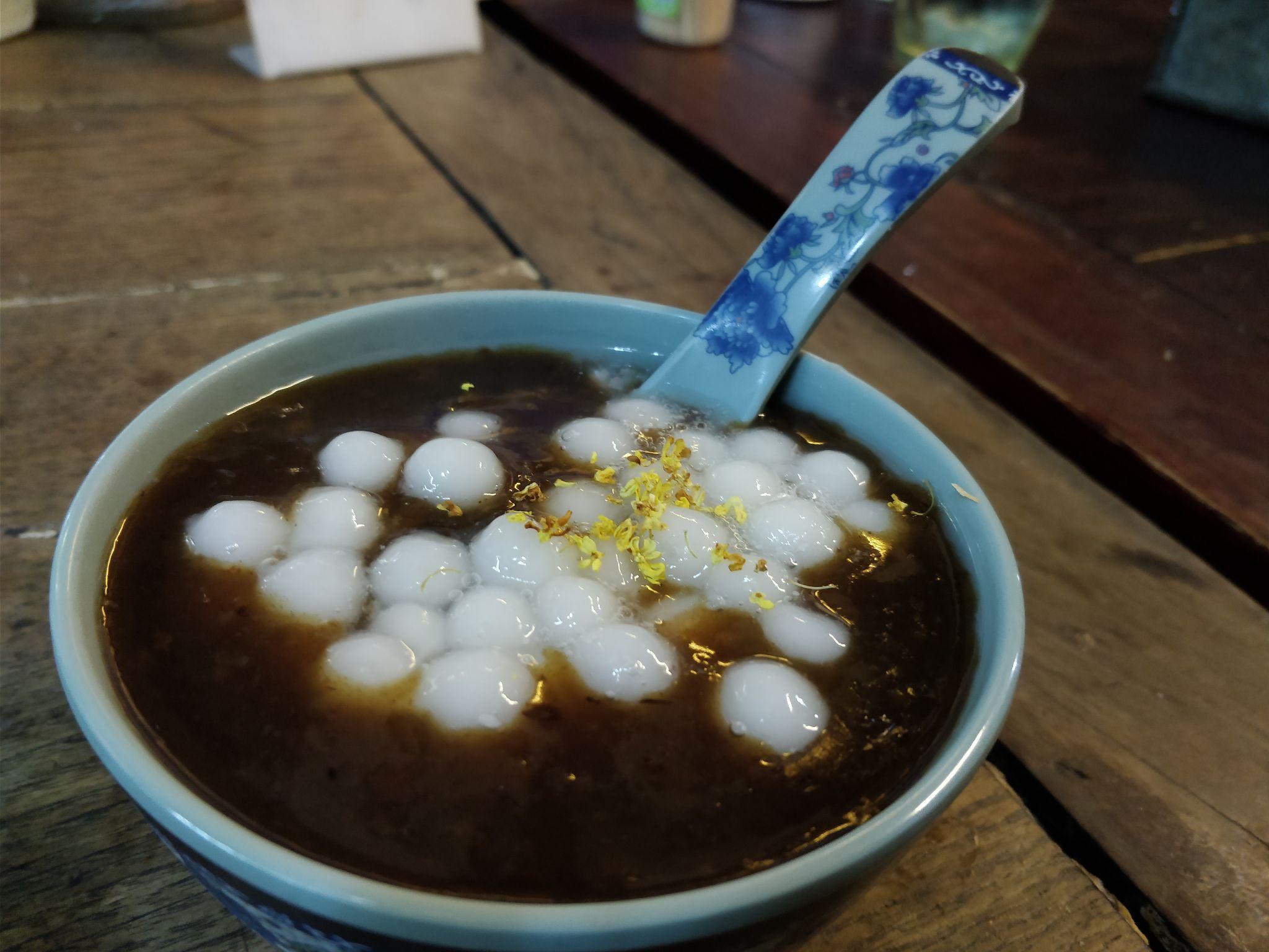 有几家好在不是主流,小茶馆和饭店很有江南特色,还打着喝茶听苏州评弹