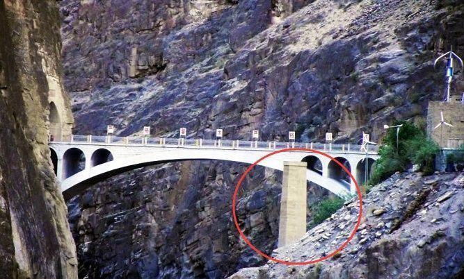 川藏线上为什么很多游客向这个神秘的桥墩敬礼