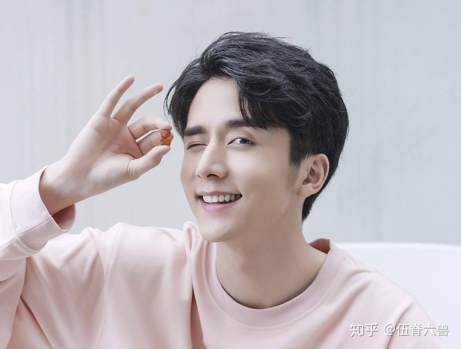 官鸿新剧撞款《冰糖炖雪梨》,搭陈瑶上演青春校园剧,爆款预定?