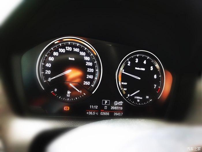 老土的指针仪表盘.夏天这个功能不能少不然被烘烤成面包.