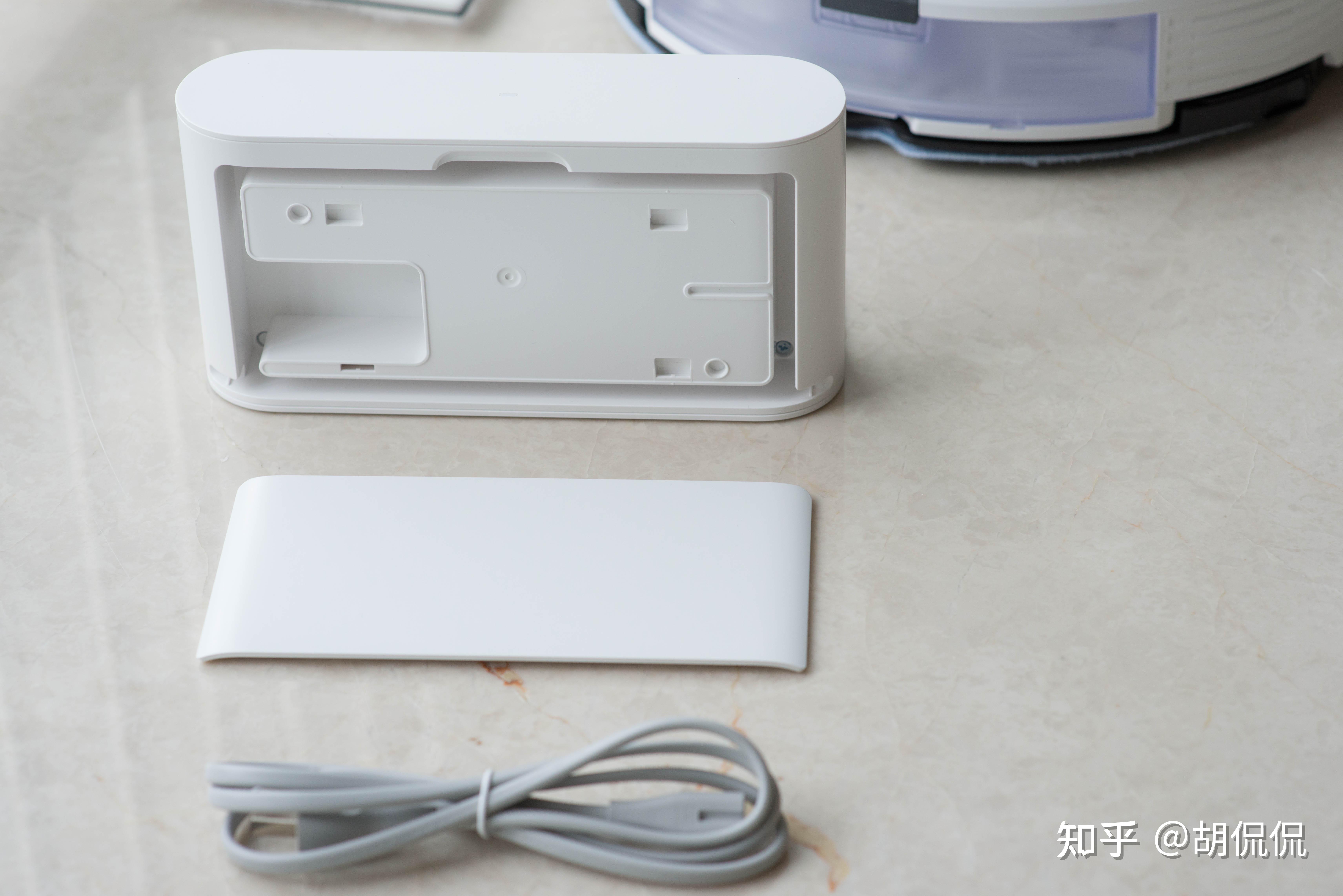 石头扫拖机器人t7s plus自带的充电桩外观上与之前的t7系列差别不大