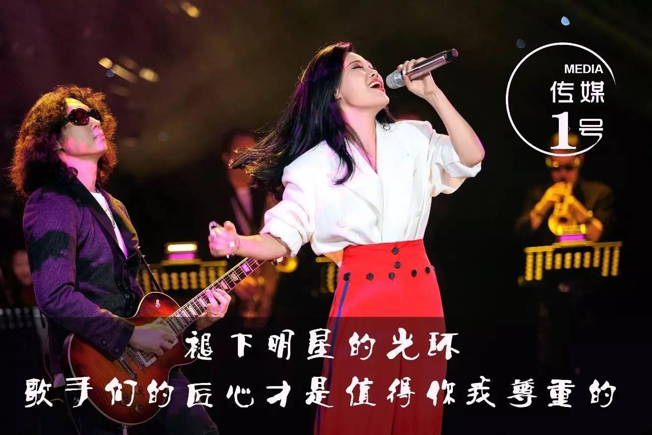 《歌王之战》中,何炅跟观众们开了个玩笑,说,今年的歌手似乎都很任性