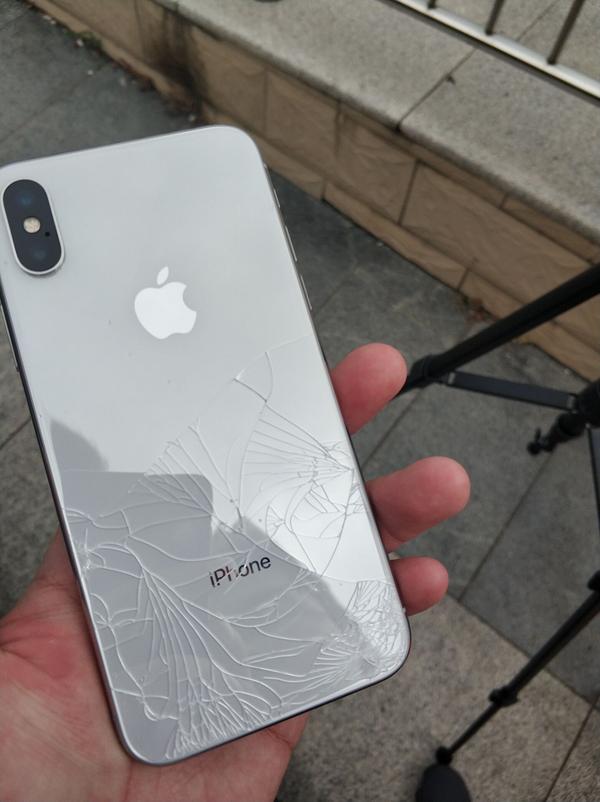 iphonex的后玻璃真的那么脆弱吗,裸机一摔就碎?