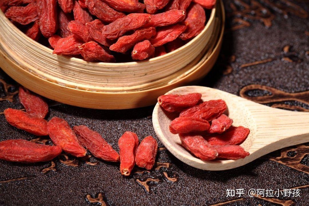枸杞是直接嚼着吃，还是泡水喝好？该早上吃还是晚上吃？别搞错了