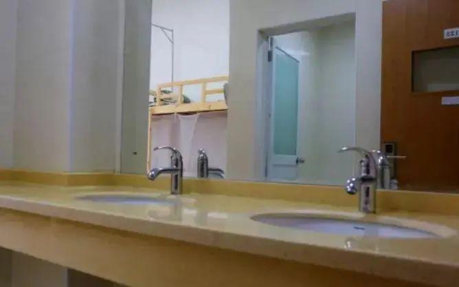 余杭高级中可住校率:100%均配备空调,电话,写字台和独立卫生间,24小时