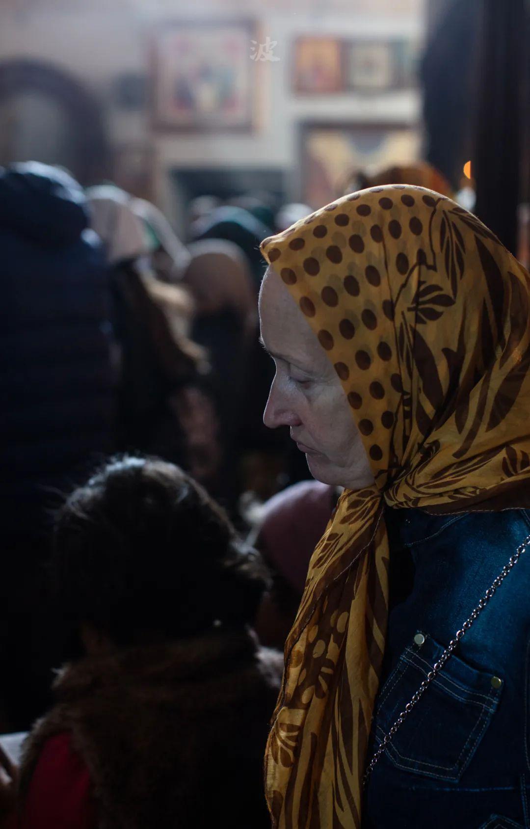 不确定是因为战争的阴霾还是经济的低迷,第比利斯人在冷峻之外,还有