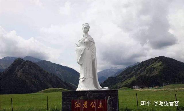 乌孙是西域诸国中的一个小国,曾被月氏国所灭,后来又在匈奴的支援下