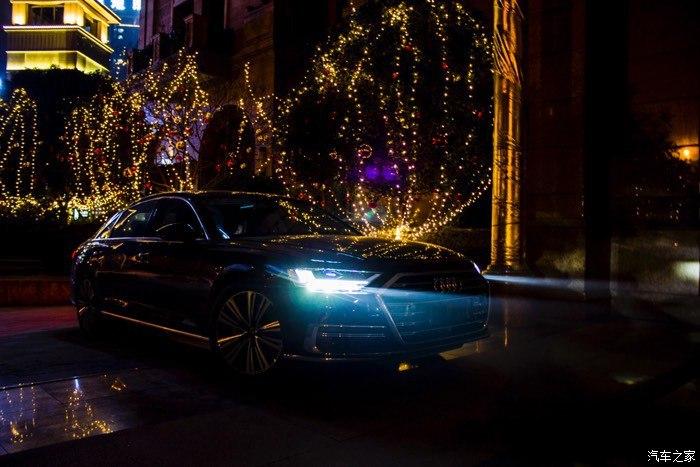 给大家分享一下夜景下的奥迪a8照亮你回家的路