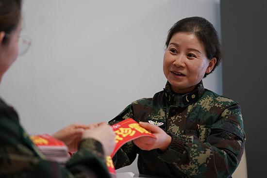 司令员眼中的抗疫英雄30:李晓莉,参与过数千次急救的护士长