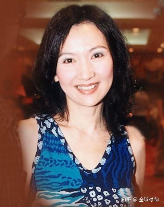 "小青"陈美琪和"许仙"罕见同框 薄纱长裙很优雅 不像62岁