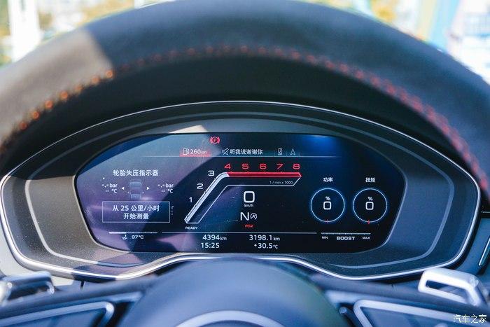 采用翻毛皮设计的多功能方向盘,使用了全液晶仪表盘,有抬头显示系统
