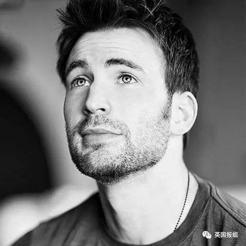 steve rogers出生于20世纪初的布鲁克林区,他天生身材瘦弱矮小,尽管