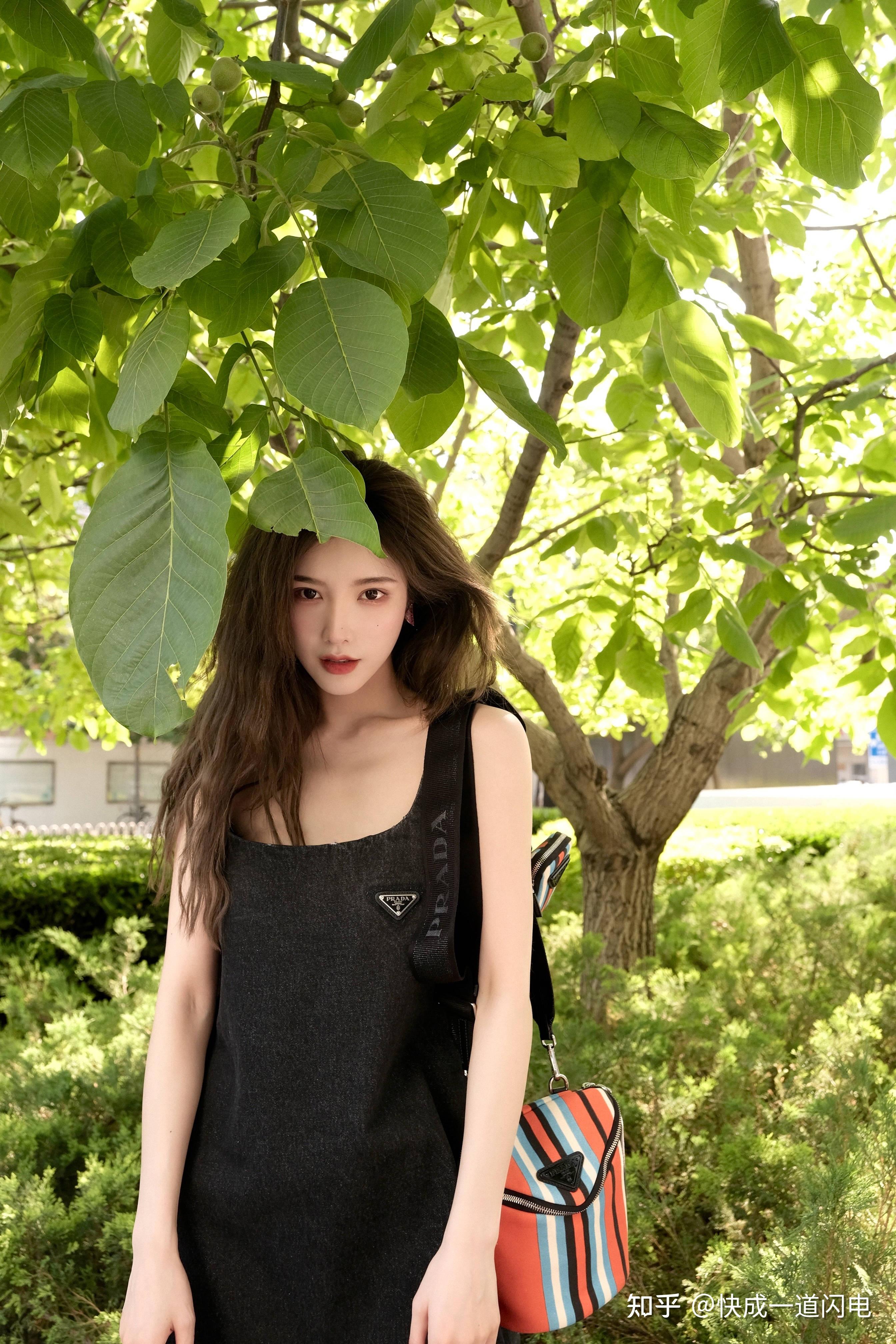 演员,歌手戴燕妮近日发布一组全新夏日写真!