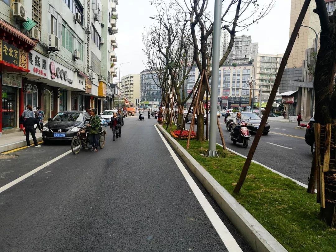 育英路,果城路车辆通行方式,停车位等有大变化