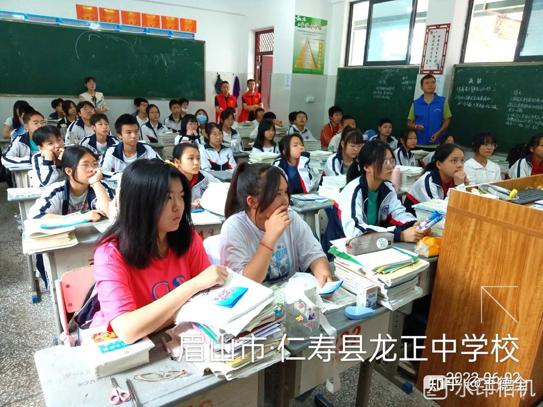 2022年6月2日眉山市反邪教协会9名志愿者前往仁寿龙正中学开展了"崇尚