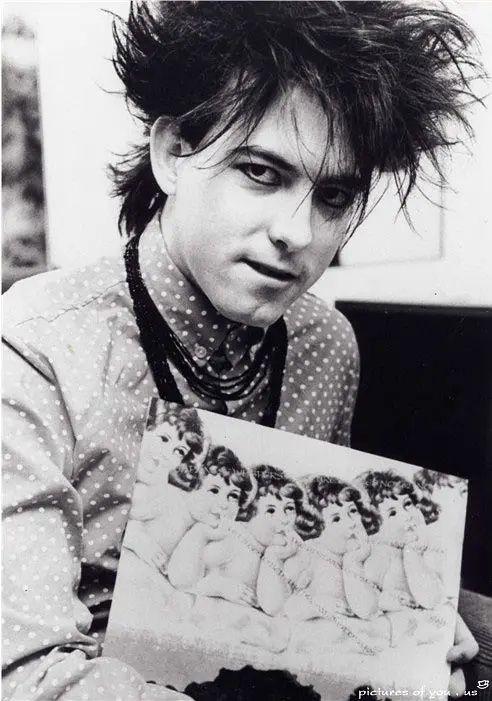 如何评价robertsmiththecure乐队主唱的颜值