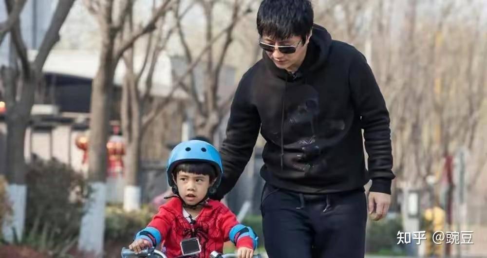 在同女儿坦然剖白内心之前,郑钧对女儿郑楚怡是充满愧疚的.