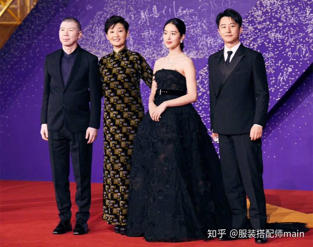61岁冯小刚太潮，白衬衫棒球帽一身少年打扮，同框夫人徐帆显年轻 - 知乎