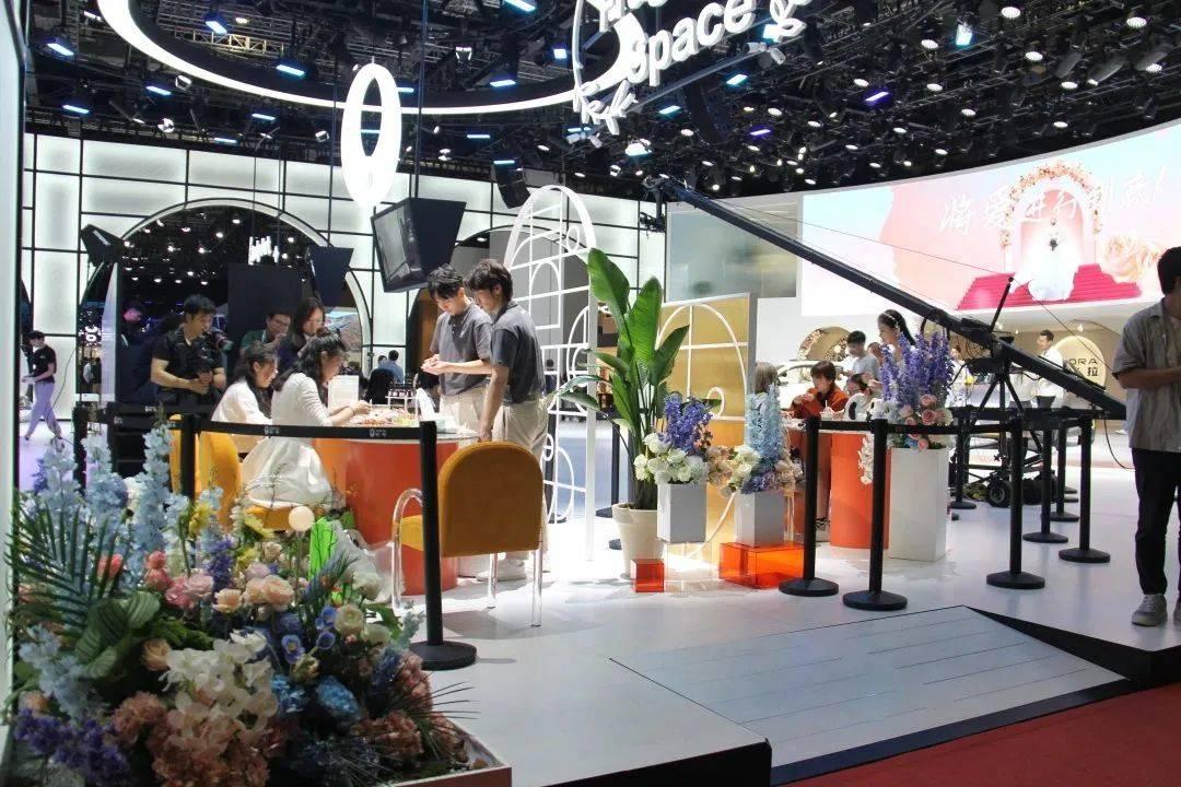 欧拉展台像婚礼、领克展台打电动,实拍上海车展有趣展台 - 知乎