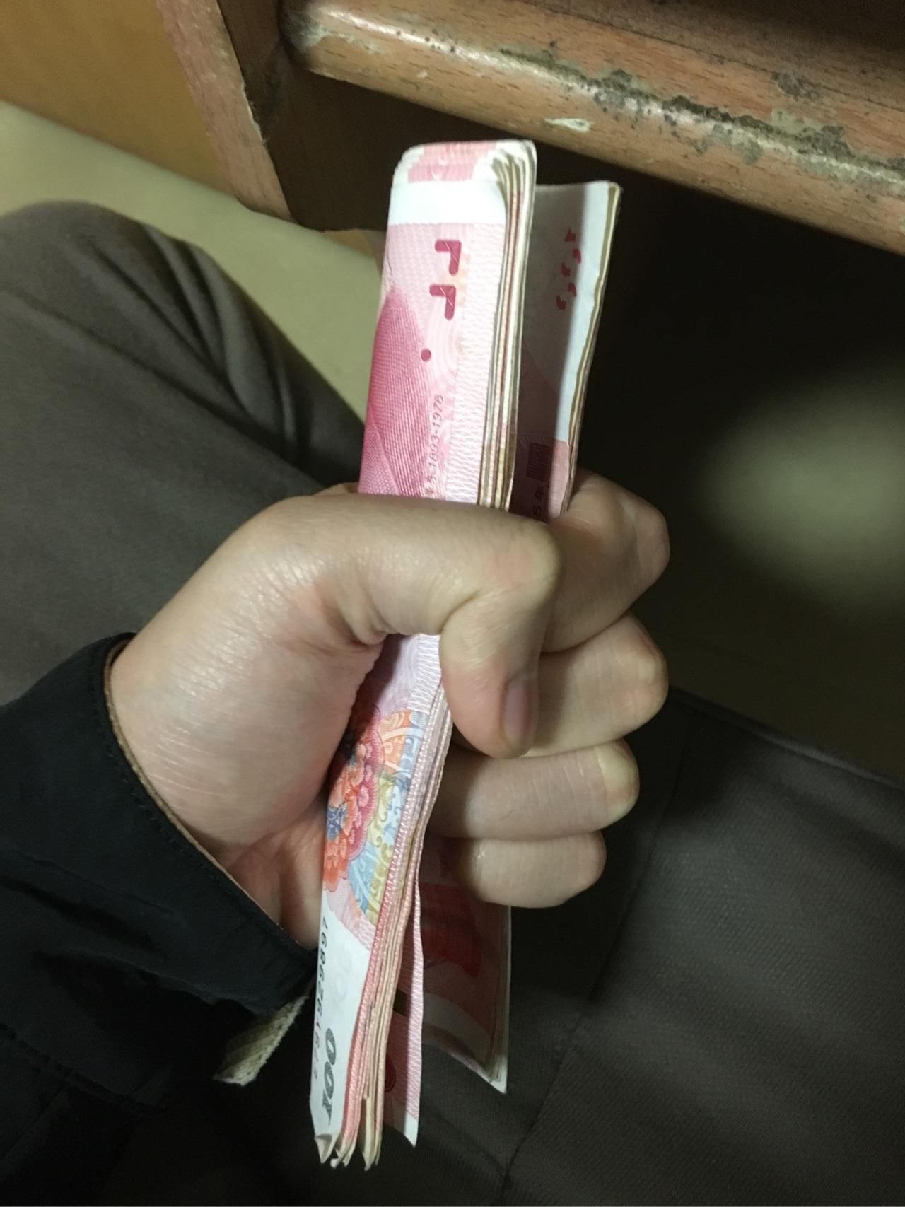 我在乎的妹子发别人要给他买口红我怎么回? -