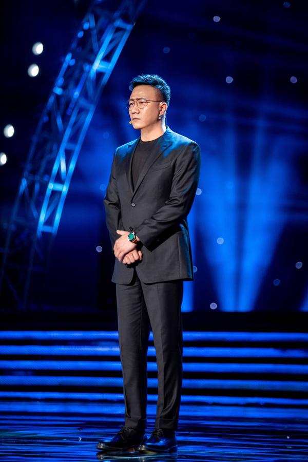 胡军亮相央视百年电影节目 西装革履散发男性成熟魅力 - 知乎