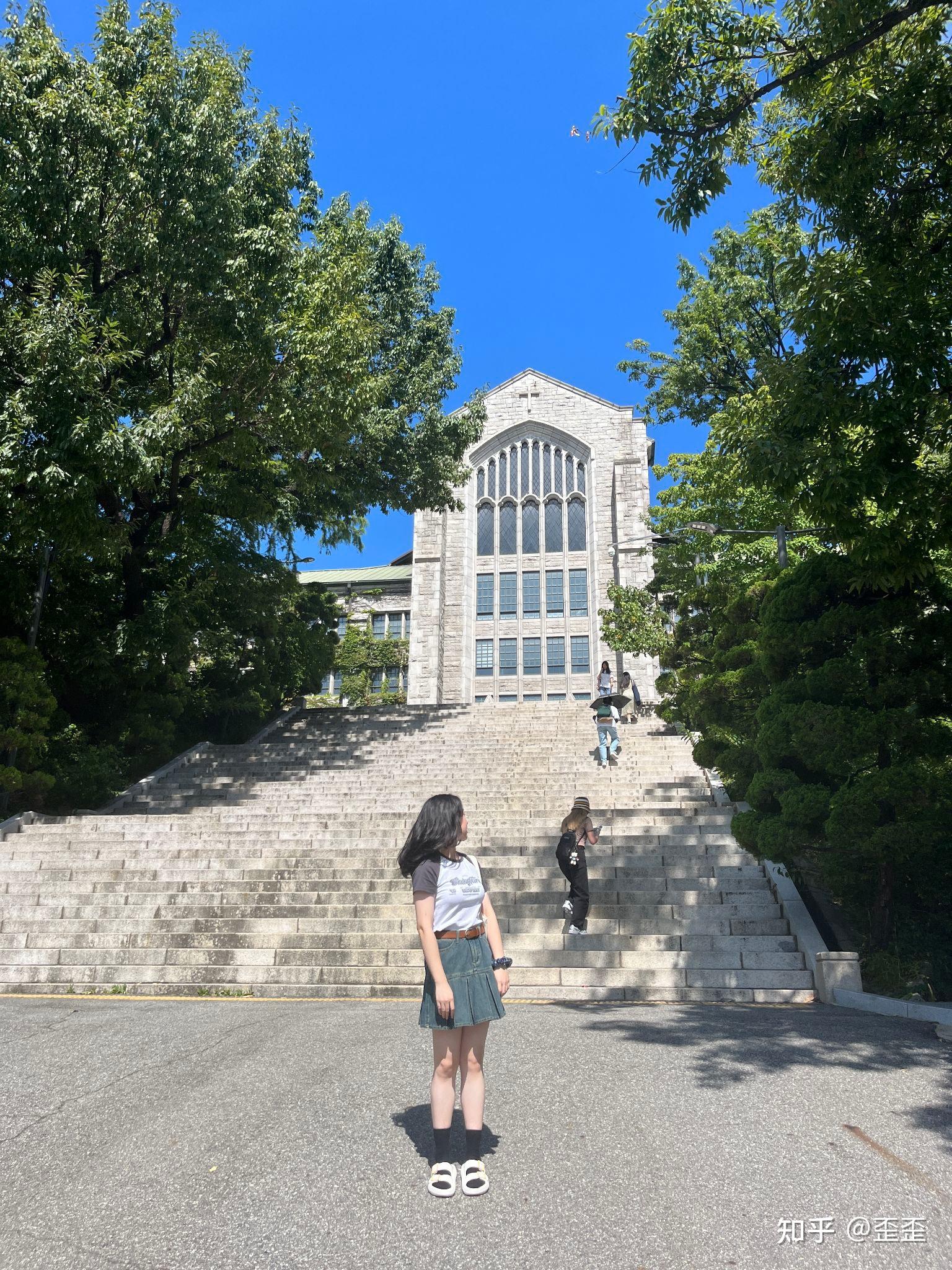 梨花大学图书馆前:女子大学站内的颜色明艳不少:印象比较深刻的是梨花