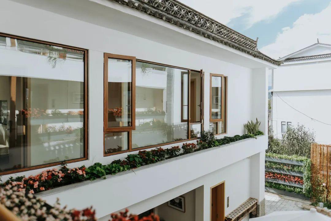 酒店地处洱海边原生态的小渔村,没有严重的商业化,宁静清幽,移步即至