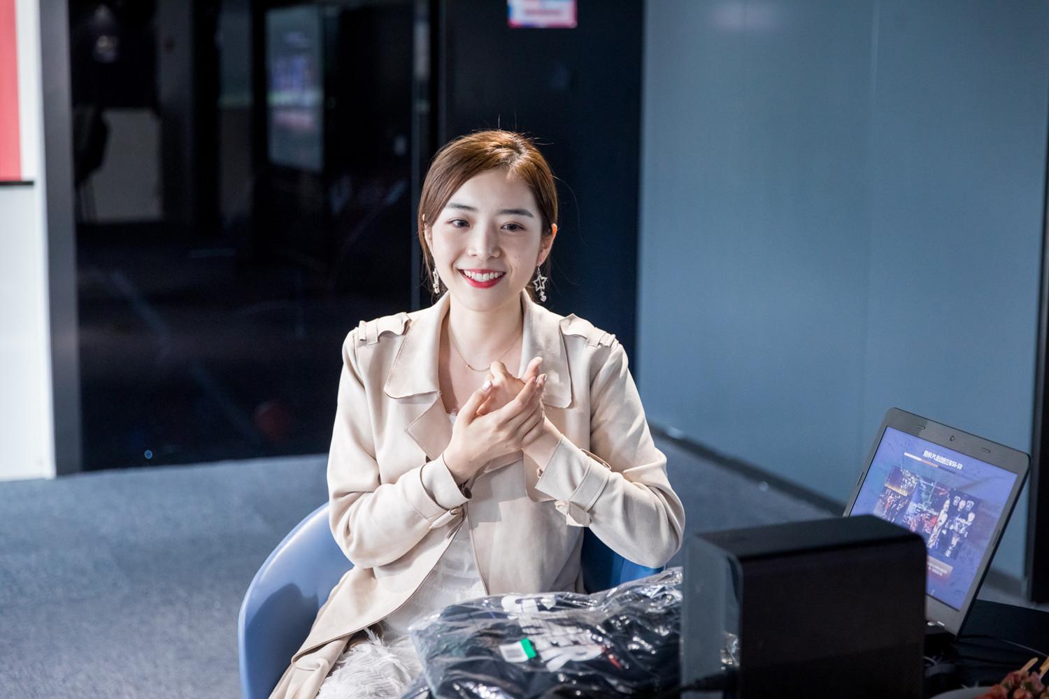 英雄联盟解说主持沙龙主持人余霜舞台越大舆论越大