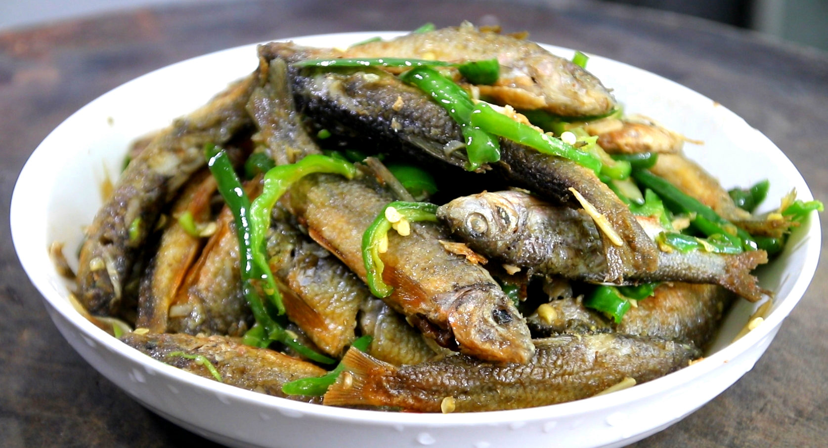 野生小河鱼最好吃的做法香辣可口做法简单一次一大盘不够吃