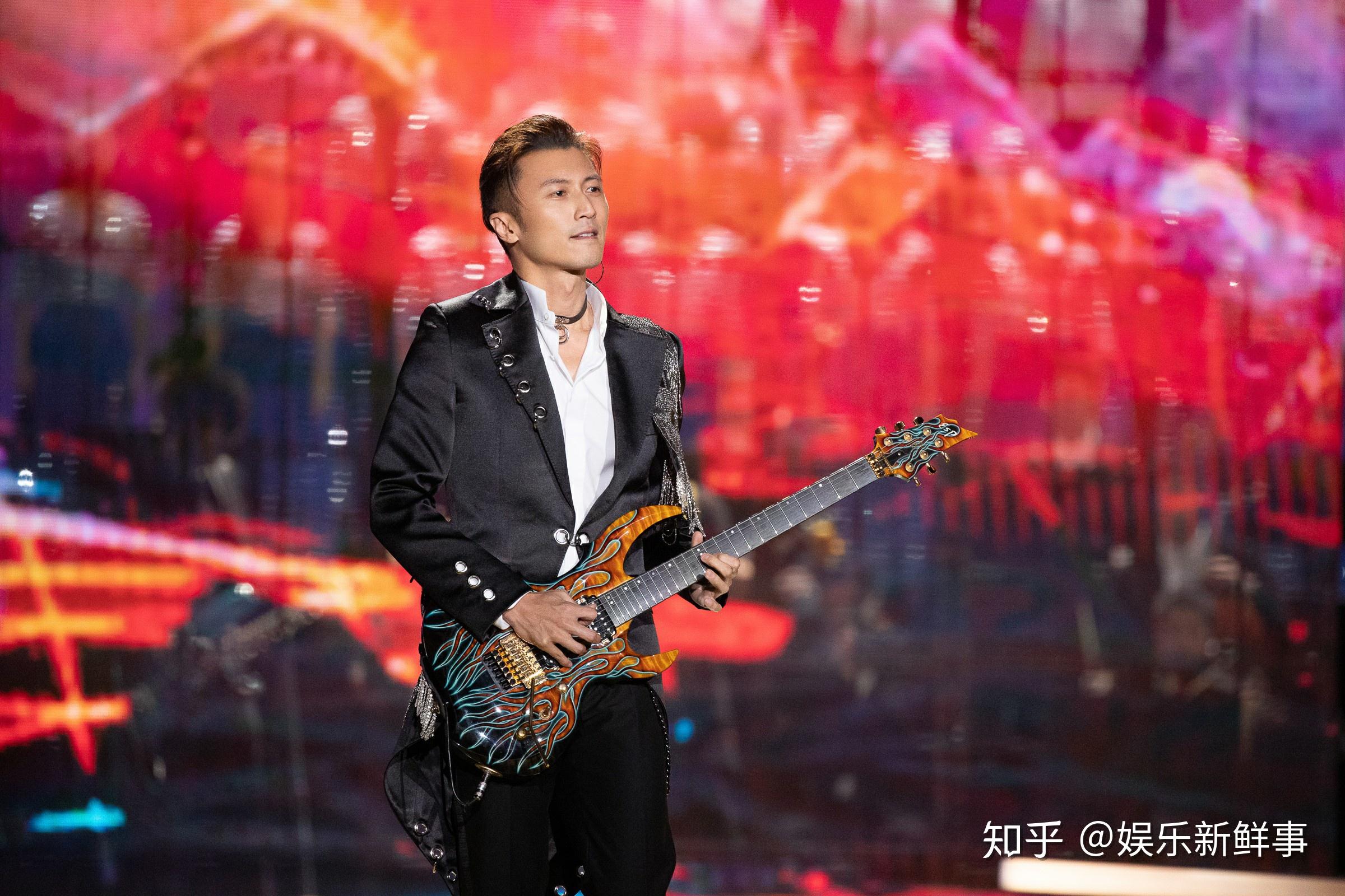 谢霆锋受邀出席金鸡奖颁奖礼搭档咏梅开奖最佳女主角