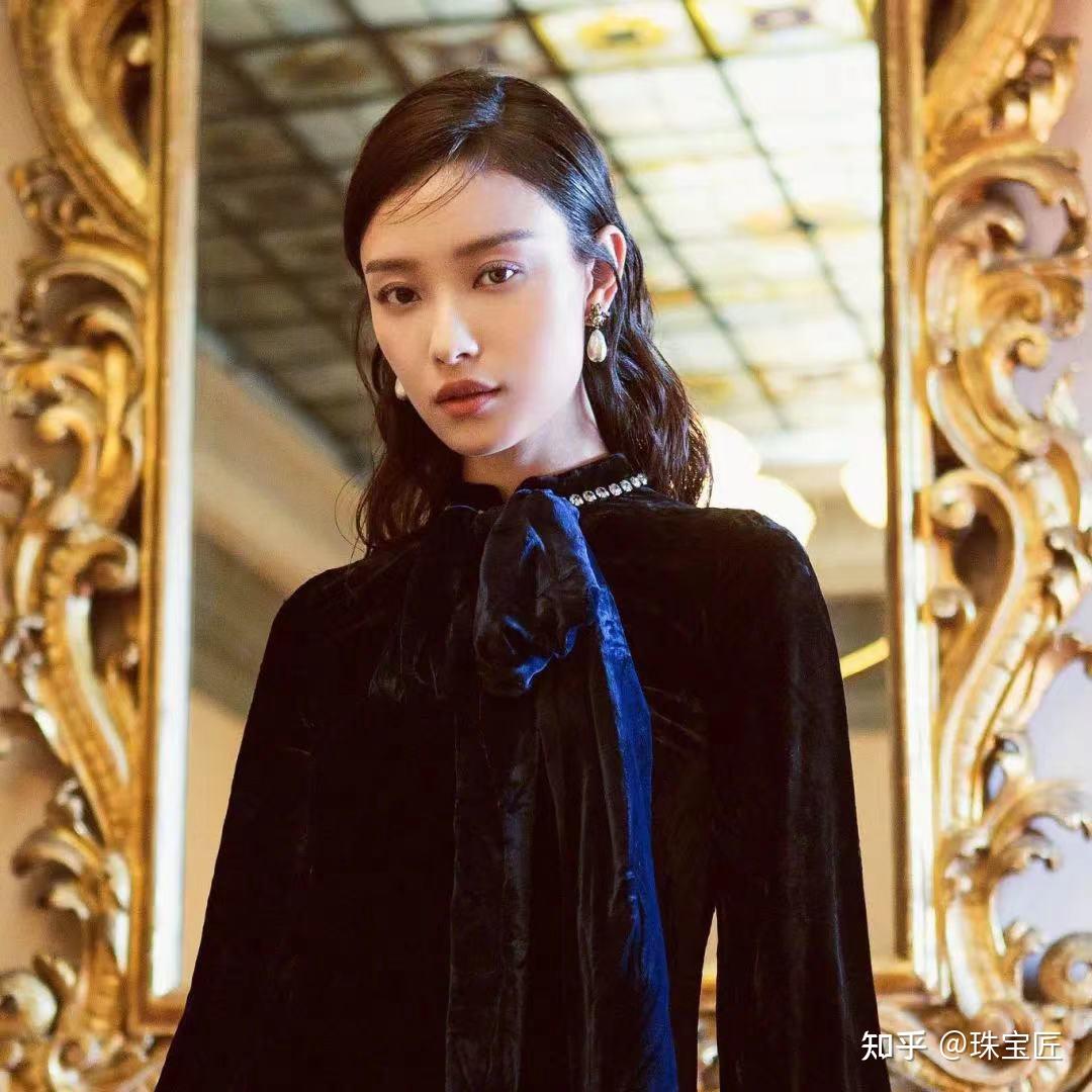 教科书级珍珠穿搭!倪妮和她的30套珍珠look,教你轻松拿捏俏皮高级感!
