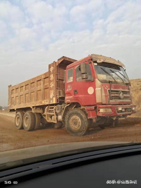 山西原平市白停线往滨河西路拉土方超载超限车辆畅通无阻谁为其保驾
