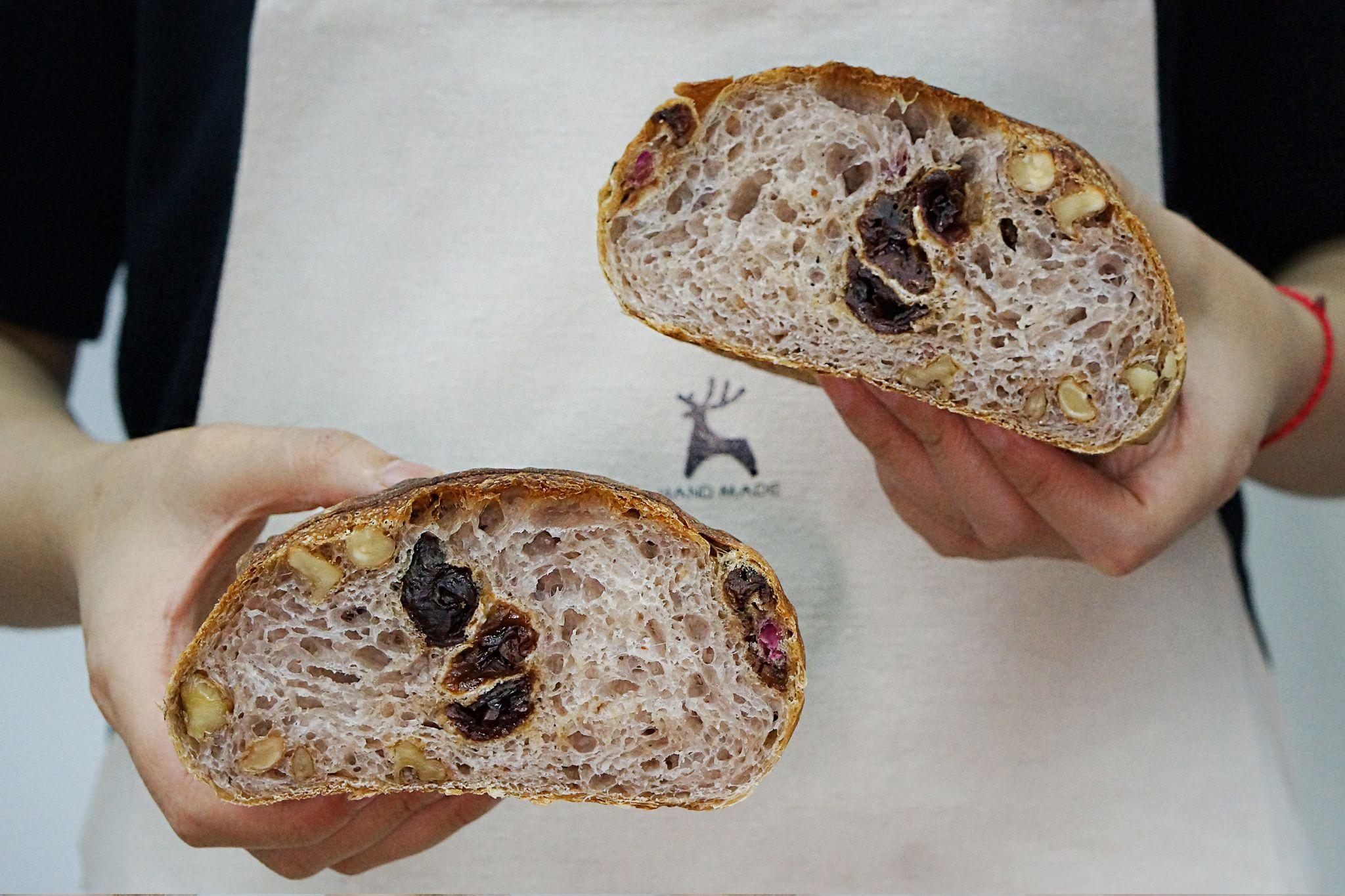 今个分享的这款面包充分揉合了荔枝干,覆盆子酸酸甜甜的味道和玫瑰