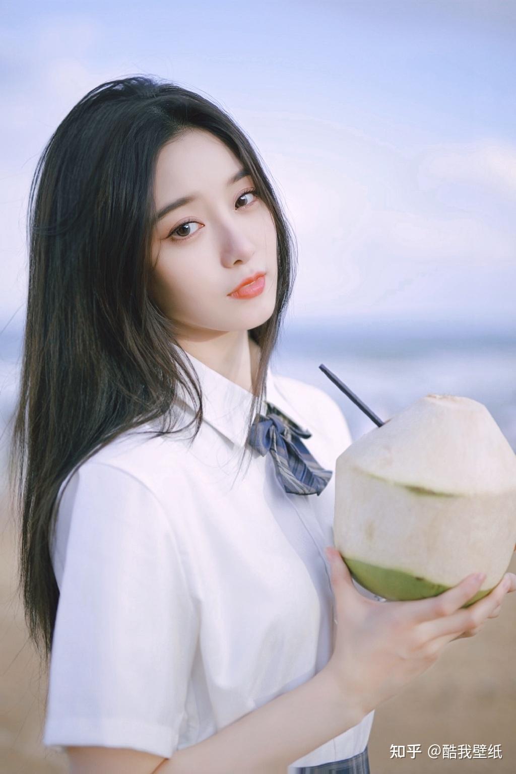 徐艺洋学院风大片白衬衫搭配格子裙满满的少女仪式感活力十足