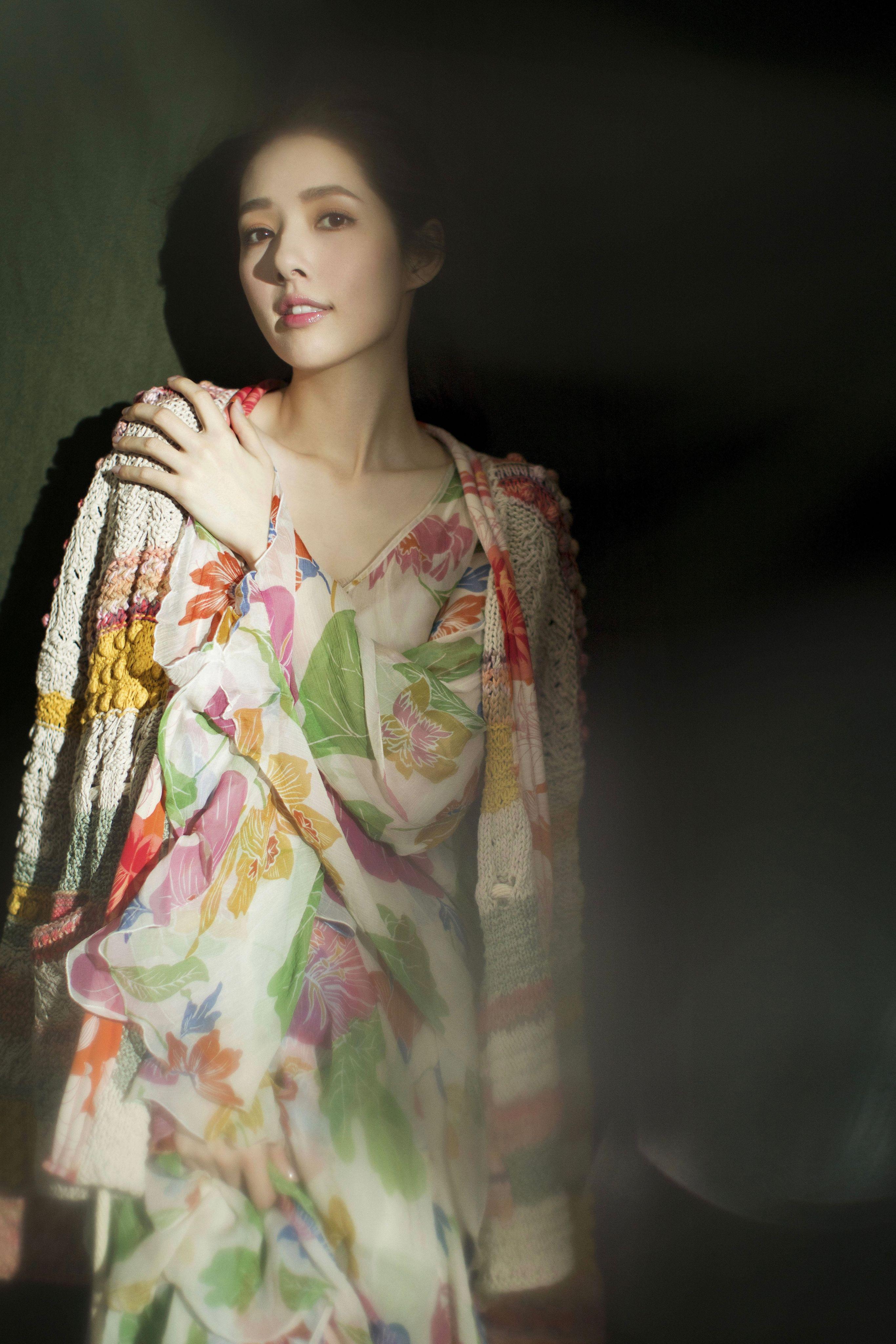 郭碧婷街边遛狗条纹挂脖白衬衣配同色系阔腿裤时尚精致