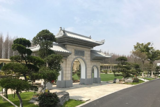 汇龙园陵园由光明食品集团东海总公司和上海市殡葬服务中心共同投资