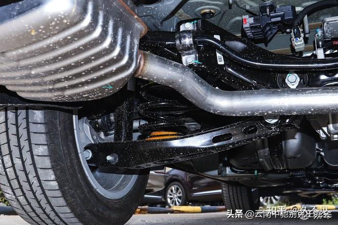 底盘方面,昂科威plus艾维亚7座版采用同级领先前增强型麦弗逊,后多