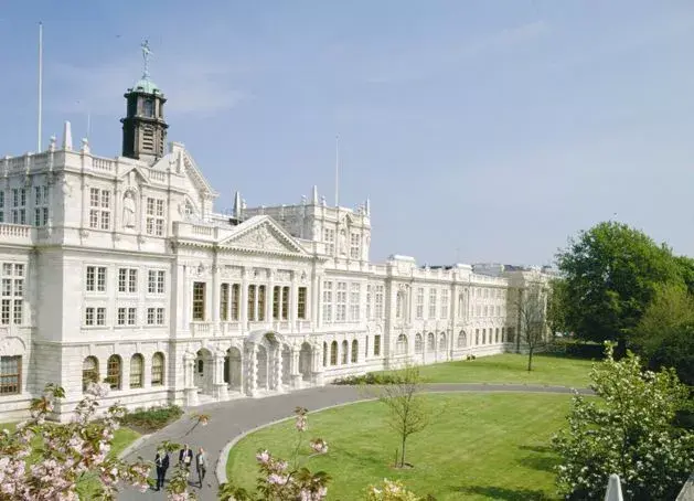 这是卡迪夫大学的主楼,也是地标建筑之一,化学院,地球与海洋科学学院