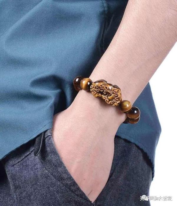 在佩戴貔貅饰品的时候,我们要注意貔貅的佩戴方向.