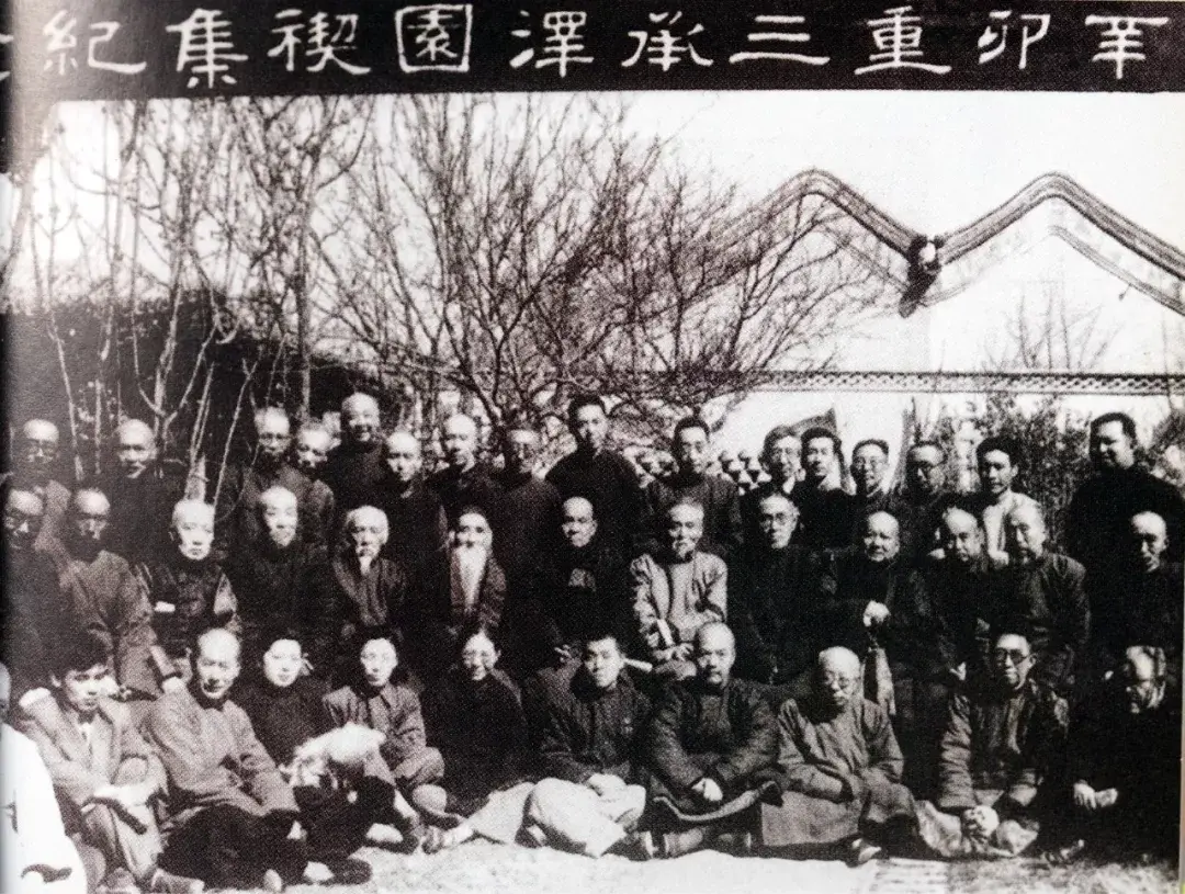 她的父亲是潘智合,母亲是沈桂香,是苏州望族潘世恩的后代.